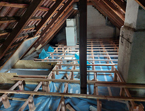 Zateplení stropu rodinného domu pomocí foukané izolace